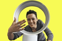Hlučnou a rukám (zejména dětským) nebezpečnou vrtuli nahradil známý britský vynálezce a podnikatel James Dyson revoluční proudovou technologií tzv. Coandova efektu. Ventilátor AMO-2 má tvar plastového prstence o průměru 20 cm, který lze podle potřeby natočit či mírně naklonit vůči podstavci, v kterém je skryt miniaturní vysokootáčkový kompresor.  Hlučnou a rukám (zejména dětským) nebezpečnou vrtuli nahradil známý britský vynálezce a podnikatel James Dyson revoluční proudovou technologií tzv. Coandova efektu. Ventilátor AMO-2 má tvar plastového prstence o průměru 20 cm, který lze podle potřeby natočit či mírně naklonit vůči podstavci, v kterém je skryt miniaturní vysokootáčkový kompresor.