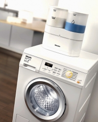 Spotřeba vody a energie klesla u nejnovějších modelů špičkových praček pro 6 až 8 kg prádla díky inteligentní elektronice, perforovaným bubnům a frekvenčně řízeným motorům až k hranici 40 litrů a 1,1 kWh na normální prací cyklus Spotřeba vody a energie klesla u nejnovějších modelů špičkových praček pro 6 až 8 kg prádla díky inteligentní elektronice, perforovaným bubnům a frekvenčně řízeným motorům až k hranici 40 litrů a 1,1 kWh na normální prací cyklus