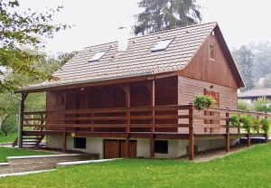 Dřevostavba tradičního tvaru se sedlovou střechou skvěle zapadne do horských a chráněných krajinných oblastí. Dřevostavba tradičního tvaru se sedlovou střechou skvěle zapadne do horských a chráněných krajinných oblastí.