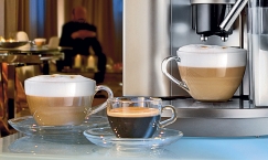 Přístroje vybavené tryskou na mléko vám kromě voňavého espressa připraví také cappuccino (DELONGHI). Přístroje vybavené tryskou na mléko vám kromě voňavého espressa připraví také cappuccino (DELONGHI).