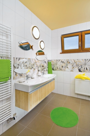 Prostorným dvojumyvadlem vyřešil designér tlačenici v koupelně při ranní a večerní hygieně. Prostorným dvojumyvadlem vyřešil designér tlačenici v koupelně při ranní a večerní hygieně.