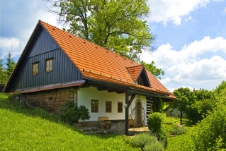 Materiálová nabídka je skutečně pestrá (beton, pálená hlína, asfaltové šindele, hliník, pozinkovaný nebo poplastovaný plech a další varianty). Jde tedy „jen“ o vhodné skloubení historie se současností. Materiálová nabídka je skutečně pestrá (beton, pálená hlína, asfaltové šindele, hliník, pozinkovaný nebo poplastovaný plech a další varianty). Jde tedy „jen“ o vhodné skloubení historie se současností.