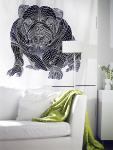 Závěsy Varmt Hund (Ikea), design Kristine Mandsberg, bavlna, šířka 150 cm, cena 99 Kč/bm (IKEA). Závěsy Varmt Hund (Ikea), design Kristine Mandsberg, bavlna, šířka 150 cm, cena 99 Kč/bm (IKEA).