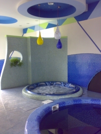 Luxusní řada Universum Spa – kruhový půdorys a ergonomicky tvarovaný interiér modelu Orion je světovým unikátem. Široká hydroterapeutická výbava zahrnuje také gejzír Volcano Jet. Při zapuštění do podlahy vytváří zajímavou architektonickou kompozici. Kompletní cena při tomto provedení 362 718 Kč (USSPA). Luxusní řada Universum Spa – kruhový půdorys a ergonomicky tvarovaný interiér modelu Orion je světovým unikátem. Široká hydroterapeutická výbava zahrnuje také gejzír Volcano Jet. Při zapuštění do podlahy vytváří zajímavou architektonickou kompozici. Kompletní cena při tomto provedení 362 718 Kč (USSPA).