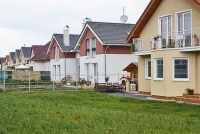 Ze severu a východu obklopují pozemek sousední parcely, z jihu a ze západu komunikace. Ze severu a východu obklopují pozemek sousední parcely, z jihu a ze západu komunikace.