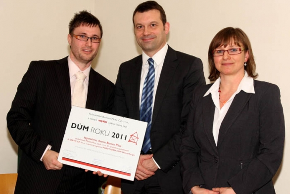 Obchodní ředitel společnosti G Servis Jiří Maňák (vlevo) přebírá diplom za titul Dům roku 2011 od generální ředitele Business Media Tomáše Tkačíka (uprostřed) a šéfredaktorky časopisu Můj dům Markéty Klocové. Obchodní ředitel společnosti G Servis Jiří Maňák (vlevo) přebírá diplom za titul Dům roku 2011 od generální ředitele Business Media Tomáše Tkačíka (uprostřed) a šéfredaktorky časopisu Můj dům Markéty Klocové.