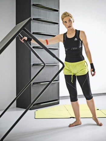 Home Fitness je sestava cvičebního nábytku, která se skvěle hodí do malé místnosti i menších bytů. Home Fitness je sestava cvičebního nábytku, která se skvěle hodí do malé místnosti i menších bytů.