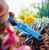 Kypření zryté půdy tyčovým kypřičem Gardena – Combisystem s hvězdicovými koly, šířka záběru 14 cm. Cena: 898 Kč. Kypření zryté půdy tyčovým kypřičem Gardena – Combisystem s hvězdicovými koly, šířka záběru 14 cm. Cena: 898 Kč.