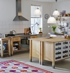 Série Värde, kuchyně z březového dřeva, cena: 48 950 Kč (IKEA). Série Värde, kuchyně z březového dřeva, cena: 48 950 Kč (IKEA).