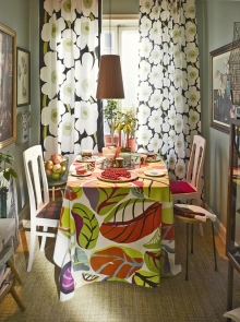 Látky Marimekko (Finsko), vzor Unikko (velké květy) a Pieni Unikko (menší květy), design Maija a Kristina Isola, vzor Kierto (listy), design Pia Holm (DESIGNOR). Látky Marimekko (Finsko), vzor Unikko (velké květy) a Pieni Unikko (menší květy), design Maija a Kristina Isola, vzor Kierto (listy), design Pia Holm (DESIGNOR).