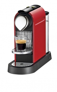 Nespresso CitiZ C110R red je kávovar, který se vyznačuje jednoduchým strohým designem třicátých let 20. století (NESPRESSO). Nespresso CitiZ C110R red je kávovar, který se vyznačuje jednoduchým strohým designem třicátých let 20. století (NESPRESSO).