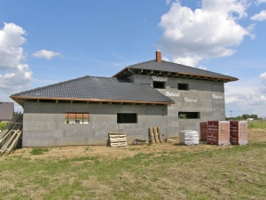 A ještě jednou variace na téma beton – zdicí systém Durisol. Aplikované štěpkocementové tvárnice garantují při tloušťce 400 mm součinitel prostupu tepla (U) 0,17 W/m²K. A ještě jednou variace na téma beton – zdicí systém Durisol. Aplikované štěpkocementové tvárnice garantují při tloušťce 400 mm součinitel prostupu tepla (U) 0,17 W/m²K.