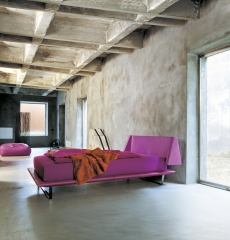 Utòpia (design Cairoli & Donzelli), rozměr 160 x 200 cm, kovová konstrukce, čalounění kůže a látka, cena cca 96 720 Kč (TWILS). Utòpia (design Cairoli & Donzelli), rozměr 160 x 200 cm, kovová konstrukce, čalounění kůže a látka, cena cca 96 720 Kč (TWILS).
