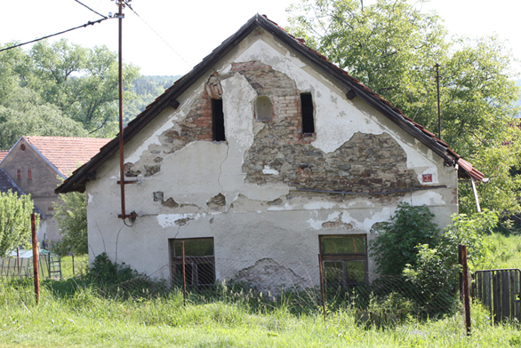 Bylo by lepší tento chátrající dům spíše opravit nebo raději zbourat? Bylo by lepší tento chátrající dům spíše opravit nebo raději zbourat?