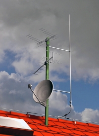 Oddálený hromosvod ochrání anténu nejspolehlivěji. (autor: D. Šalanský, www.kniSka.eu). Oddálený hromosvod ochrání anténu nejspolehlivěji. (autor: D. Šalanský, www.kniSka.eu).