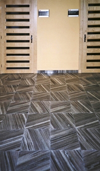 Interiérová podlaha z leštěného supíkovického mramoru s výraznou kresbou. Masivní dlažební desky o rozměrech 300 x 300 x 30 mm (Slezský kámen). Interiérová podlaha z leštěného supíkovického mramoru s výraznou kresbou. Masivní dlažební desky o rozměrech 300 x 300 x 30 mm (Slezský kámen).