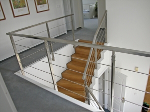Nerezové zábradlí se hodí do většiny moderních interiérů a výborně si rozumí se dřevem i sklem (KMK DESIGN). Nerezové zábradlí se hodí do většiny moderních interiérů a výborně si rozumí se dřevem i sklem (KMK DESIGN).