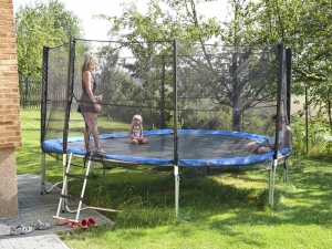 Skvělou zábavou pro celou rodinu je trampolína o průměru 490 cm s bezpečnostní sítí. Hi Tec konstrukce (trubky i pružiny) je z galvanizované oceli, vysoce kvalitní skákací materiál PP Mesh odolává UV záření, cena 12 999 Kč (HAWAJ.CZ) Skvělou zábavou pro celou rodinu je trampolína o průměru 490 cm s bezpečnostní sítí. Hi Tec konstrukce (trubky i pružiny) je z galvanizované oceli, vysoce kvalitní skákací materiál PP Mesh odolává UV záření, cena 12 999 Kč (HAWAJ.CZ)