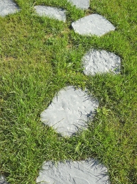 Lité „šlapáky“ Dakar věrně imitují kámen (PRESBETON). Lité „šlapáky“ Dakar věrně imitují kámen (PRESBETON).