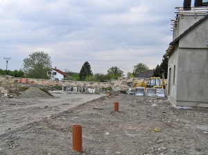 Pozemek je ohraničen masivní dvoumetrovou kamennou zdí. Pozemek je ohraničen masivní dvoumetrovou kamennou zdí.