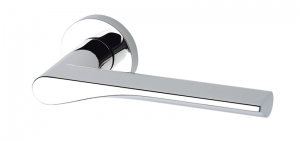 Klika Fin (design Toyo Ito, Olivari), materiál chrom lesklý, cena od 4 072 Kč (KLESPOL). Klika Fin (design Toyo Ito, Olivari), materiál chrom lesklý, cena od 4 072 Kč (KLESPOL).