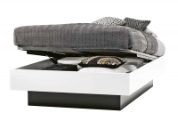 Postel s úložným prostorem (šířka 145 cm, délka 210 cm, výška 44,5 cm), bílý lak, cena 28 850 Kč (BOCONCEPT). Postel s úložným prostorem (šířka 145 cm, délka 210 cm, výška 44,5 cm), bílý lak, cena 28 850 Kč (BOCONCEPT).