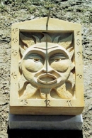 Sluneční hodiny z hořického pískovce o rozměrech 50 x 40 x 15 cm stojí 8 200 Kč. Sluneční hodiny z hořického pískovce o rozměrech 50 x 40 x 15 cm stojí 8 200 Kč.
