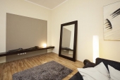 Stěnu za TV stolkem doplnil designér s nenápadnou, avšak díky struktuře zajímavou tapetou o ploše 240 x 240 cm. Stěnu za TV stolkem doplnil designér s nenápadnou, avšak díky struktuře zajímavou tapetou o ploše 240 x 240 cm.