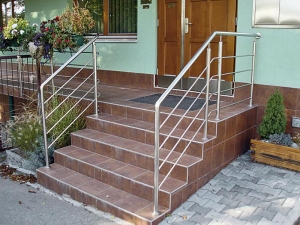 Často používaný způsob realizace schodiště pomocí plného betonového masivu. Důležitou roli zde hraje kvalitní hydroizolace mezi nasákavým betonovým fundamentem a obkladem. Často používaný způsob realizace schodiště pomocí plného betonového masivu. Důležitou roli zde hraje kvalitní hydroizolace mezi nasákavým betonovým fundamentem a obkladem.