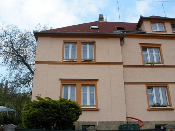 Jedná se o dvojdům, má obytnou plochu asi 250 m2. Jedná se o dvojdům, má obytnou plochu asi 250 m2.