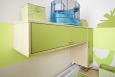 Pracovní kout navazuje na linii nábytku od postele. Designérka zvolila možnost mobilního posunování stolu. Jakmile Míšu omrzí pohled do stěny, může stůl posunout k oknu s výhledem do zahrady. Pracovní kout navazuje na linii nábytku od postele. Designérka zvolila možnost mobilního posunování stolu. Jakmile Míšu omrzí pohled do stěny, může stůl posunout k oknu s výhledem do zahrady.