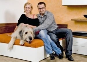 Obývací pokoj je na přání majitelů od jídelny oddělen elegantními posuvnými dveřmi se skleněnou výplní. Obývací pokoj je na přání majitelů od jídelny oddělen elegantními posuvnými dveřmi se skleněnou výplní.