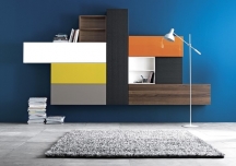 Úložná sestava Volani (BoConcept), čtyři velikosti modulů, možnost výklopných dvířek či zásuvky. Úložná sestava Volani (BoConcept), čtyři velikosti modulů, možnost výklopných dvířek či zásuvky.