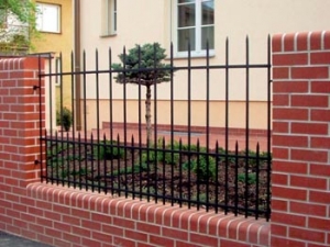 Renovovaný plot s fasádním obložením v provedení cihla s prefabrikovanou ocelovou výplní. Renovovaný plot s fasádním obložením v provedení cihla s prefabrikovanou ocelovou výplní.