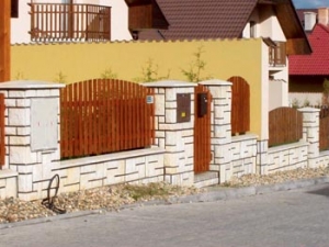 Městský plot z plotových tvárnic stavebnice Bellis Group pamatuje i na rozvodnou desku a zvonkovnici ve sloupech z prefabrikátů. Městský plot z plotových tvárnic stavebnice Bellis Group pamatuje i na rozvodnou desku a zvonkovnici ve sloupech z prefabrikátů.