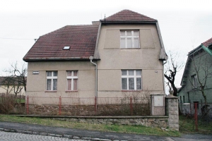 Pohled západní. Vnější podoba domu se od třicátých let minulého století prakticky nezměnila. Majitelé si přáli zachovat původní kamenný sokl a ve stejném stylu vybudovat i nové zídky na zahradě. Výškový rozdíl mezi zahradou a ulicí vyrovnává kamanná podezdívka plotu. Pohled západní. Vnější podoba domu se od třicátých let minulého století prakticky nezměnila. Majitelé si přáli zachovat původní kamenný sokl a ve stejném stylu vybudovat i nové zídky na zahradě. Výškový rozdíl mezi zahradou a ulicí vyrovnává kamanná podezdívka plotu.