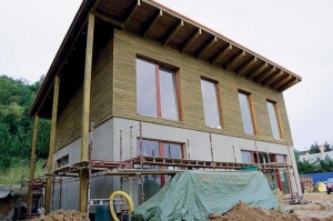 Jihozápadní orientace novostavby umožňuje využití prvků pasivní solární architektury s obrovskými energetickými zisky. Jihozápadní orientace novostavby umožňuje využití prvků pasivní solární architektury s obrovskými energetickými zisky.