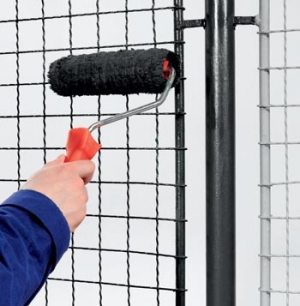 Také v případě drátěných plotů nebo plotových polí vyplétaných drátem jde natírání válečkem pěkně od ruky (Barvy Tebas). Také v případě drátěných plotů nebo plotových polí vyplétaných drátem jde natírání válečkem pěkně od ruky (Barvy Tebas).