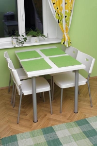 Vybavení jídelní části pořídila majitelka v IKEA. Velké bílé stohovatelné židle Herman za 349 Kč/ks a stůl sestavený podle vlastního výběu z bílé desky a kovových nohou. Vybavení jídelní části pořídila majitelka v IKEA. Velké bílé stohovatelné židle Herman za 349 Kč/ks a stůl sestavený podle vlastního výběu z bílé desky a kovových nohou.