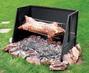 Celé sele opečete na jednoduchém grilu poháněném elektromotorem (Mountfield, cena 594 Kč). Celé sele opečete na jednoduchém grilu poháněném elektromotorem (Mountfield, cena 594 Kč).