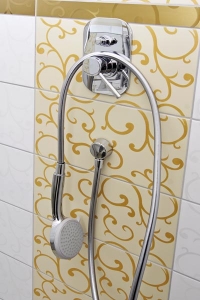 Podomítková sprchová baterie se dobře vyjímá na obkladu s ornamentálním zlatým dekorem. Podomítková sprchová baterie se dobře vyjímá na obkladu s ornamentálním zlatým dekorem.