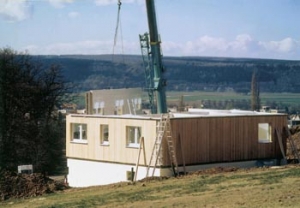Tradice dřevostaveb byla u nás historickým vývojem přerušena, i když snaha využívat dřevo pro stavby rodinných domů tady byla. Tradice dřevostaveb byla u nás historickým vývojem přerušena, i když snaha využívat dřevo pro stavby rodinných domů tady byla.
