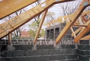 Je třeba upozornit na nutnost komplexního návrhu montovaného domu již v předvýrobní fázi, neboť součástí dodávky jsou i připravené rozvody. Je třeba upozornit na nutnost komplexního návrhu montovaného domu již v předvýrobní fázi, neboť součástí dodávky jsou i připravené rozvody.