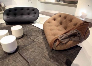 Pohovka Ploum, kterou pro společnost Ligne Roset navrhli designéři Ronan a Erwan Bouroullec, získala za svůj lapidární design a vysokou kvalitu prestižní mezinárodní cenu Red Dot Design. Promyšlený anatomický tvar, výplň ze dvou druhů vysoce elastické pěny Bultex a kompaktní snímatelný polyesterový potah nabízejí dokonalé pohodlí, dlouhou trvanlivost a snadnou údržbu. Vyrábí se ve dvou velikostech (šířka 204 a 245 cm), cena od 94 302 Kč. www.ligne-roset.cz. Pohovka Ploum, kterou pro společnost Ligne Roset navrhli designéři Ronan a Erwan Bouroullec, získala za svůj lapidární design a vysokou kvalitu prestižní mezinárodní cenu Red Dot Design. Promyšlený anatomický tvar, výplň ze dvou druhů vysoce elastické pěny Bultex a kompaktní snímatelný polyesterový potah nabízejí dokonalé pohodlí, dlouhou trvanlivost a snadnou údržbu. Vyrábí se ve dvou velikostech (šířka 204 a 245 cm), cena od 94 302 Kč. www.ligne-roset.cz.