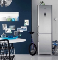 Volně stojící lednice BIAA 34 F X H D energetické třídy A+ je vybavena úplnou funkcí NO FROST, digitálním displejem, funkcí holiday, ECO, držákem na víno a antibakteriálním povrchem (INDESIT). Volně stojící lednice BIAA 34 F X H D energetické třídy A+ je vybavena úplnou funkcí NO FROST, digitálním displejem, funkcí holiday, ECO, držákem na víno a antibakteriálním povrchem (INDESIT).