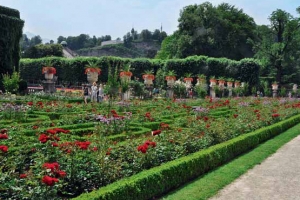 Krásné rosárium můžete spatřit v arcibiskupské zahradě v rakouském Salcburku. Krásné rosárium můžete spatřit v arcibiskupské zahradě v rakouském Salcburku.
