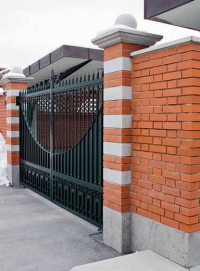 Režné zdivo se používá na stavbu zídek a plotových sloupků přes dvě stě let, dnes se uplatní u rekonstrukcí i ultramoderní architektury (HELUZ). Režné zdivo se používá na stavbu zídek a plotových sloupků přes dvě stě let, dnes se uplatní u rekonstrukcí i ultramoderní architektury (HELUZ).