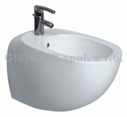 Závěsný bidet s otvorem pro baterii. Závěsný bidet s otvorem pro baterii.