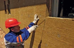 Práce s deskami minerálních izolantů je jednoduchá a rychlá (KNAUF INSULATION). Práce s deskami minerálních izolantů je jednoduchá a rychlá (KNAUF INSULATION).