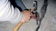 1) Prasklinu pomocí sekáče a kladiva vyčistíme od nánosů zvětralé malty a úlomků cihel. 1) Prasklinu pomocí sekáče a kladiva vyčistíme od nánosů zvětralé malty a úlomků cihel.